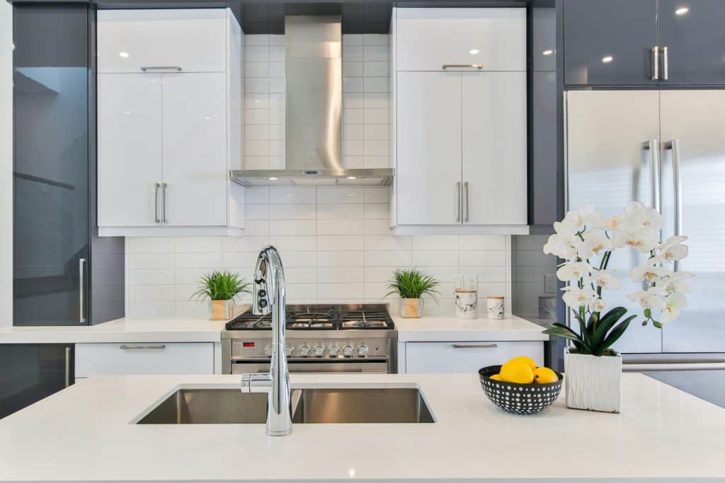 Modern white flat-panel kitchen cabinets